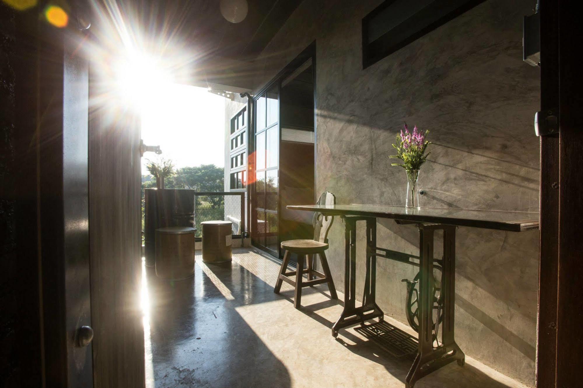 Rumpai Loft Habitat Chiang Mai Bagian luar foto