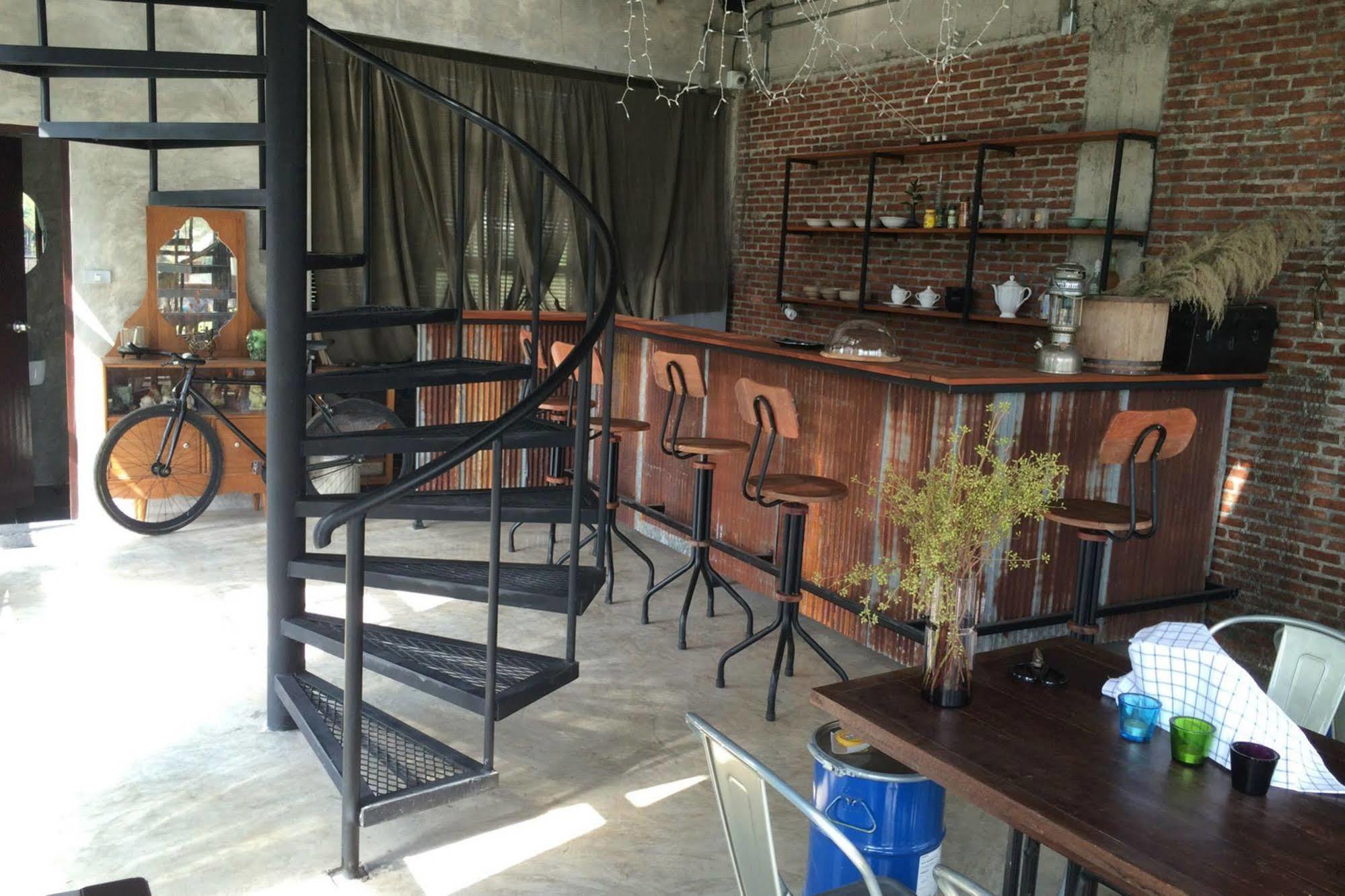 Rumpai Loft Habitat Chiang Mai Bagian luar foto
